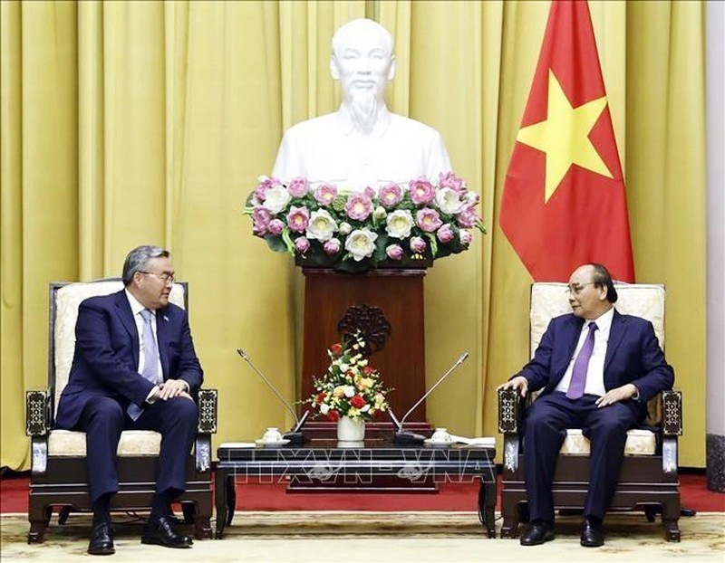 Chủ tịch nước Nguyễn Xuân Phúc tiếp Phó Thủ tướng, Bộ trưởng Ngoại giao Kazakhstan Mukhtar Tileuberdi. (Ảnh: TTXVN)