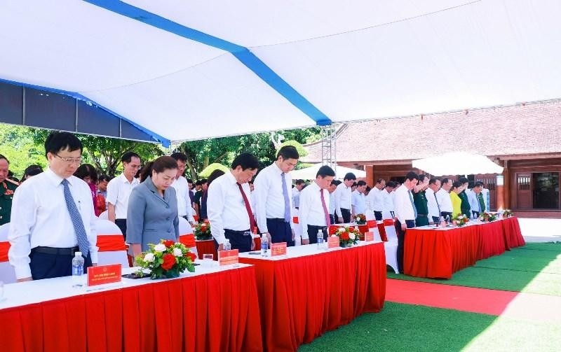 Các đồng chí lãnh đạo tỉnh Nghệ An, huyện Nam Đàn cùng các đại biểu dự lễ dành phút mặc niệm tưởng nhớ công lao to lớn của Chủ tịch Hồ Chí Minh