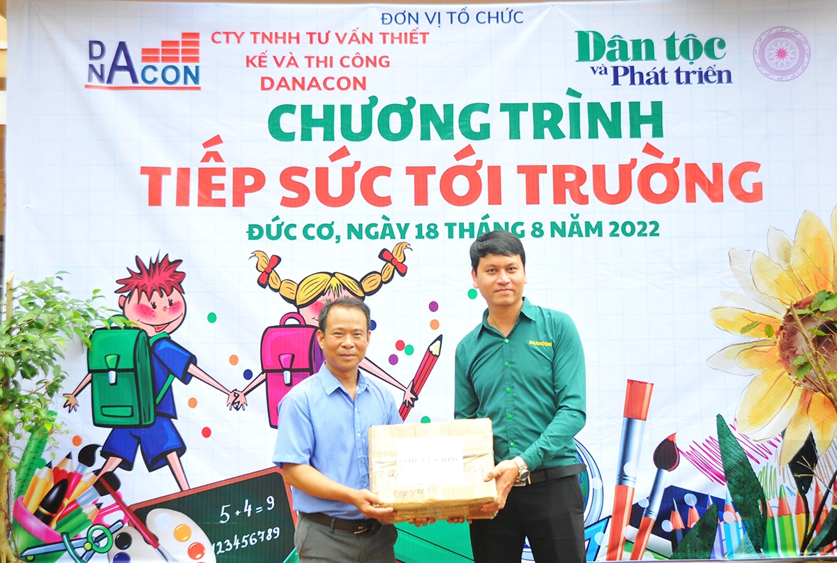 Ông Nguyễn Văn Vĩnh - Giám đốc Công ty TNHH Tư vấn thiết kế và thi công DANACON trao quà năm học mới cho Ban Giám hiệu Trường Tiểu học và THCS Lương Thế Vinh