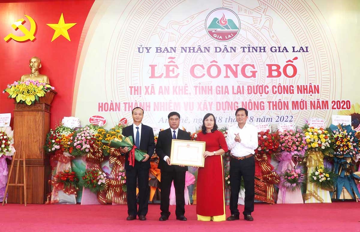 Lãnh đạo Thị ủy, UBND, Ủy ban MTTQ Việt Nam thị xã đón nhận Quyết định của Thủ tướng Chính phủ công nhận An Khê hoàn thành nhiệm vụ xây dựng NTM năm 2020