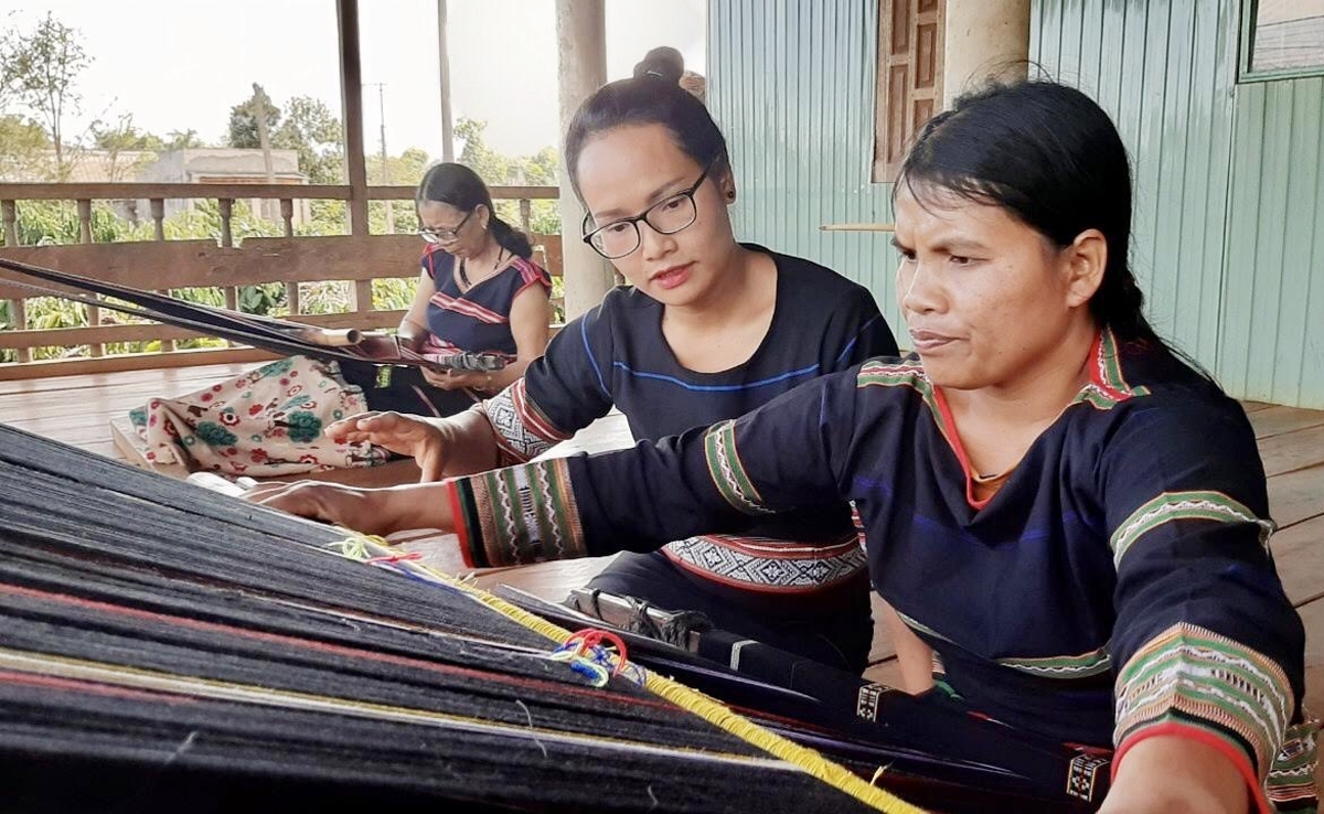 Câu lạc bộ “Dệt thổ cẩm” của Hội LHPN xã Ia Mơ Nông, huyện Chư Păh mang lại nguồn thu nhập ổn định cho chị em phụ nữ