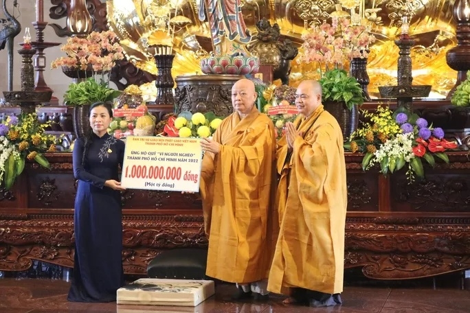 Ban Trị sự Giáo hội Phật giáo Việt Nam TP HCM trao tặng 1 tỉ đồng đến Qũy Vì người nghèo TP. Hồ Chí Minh