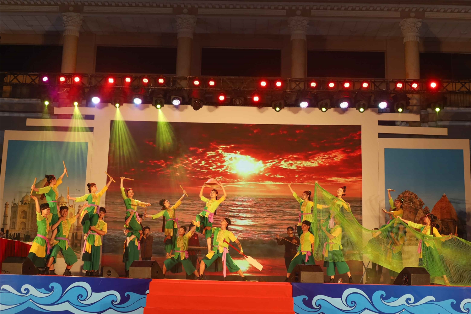Tiết mục múa dân gian kết hợp biểu diễn nhạc cụ dân tộc với tên gọi Bình minh biển do Đoàn ca múa nhạc Hải Đăng biểu diễn.