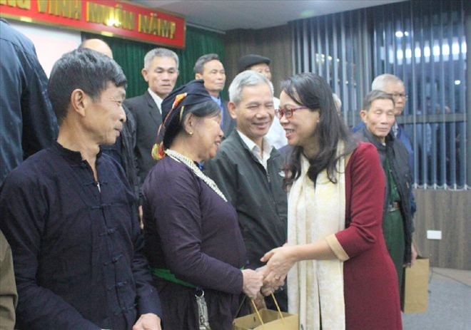 Thứ trưởng, Phó Chủ nhiệm Uỷ ban Dân tộc Hoàng Thị Hạnh trao quà cho đại biểu Người có uy tín tỉnh Yên Bái nhân dịp Đoàn về thăm Thủ đô Hà Nội (năm 2020).