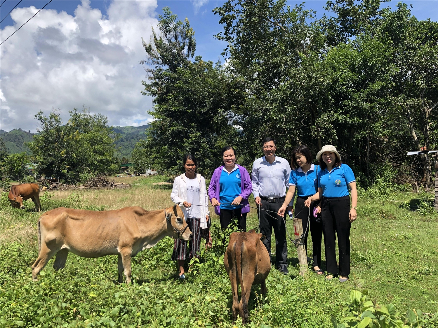 Ra mắt Tổ hợp tác chăn nuôi bò sinh sản của phụ nữ dân tộc Rơ Măm ở Làng Le, xã Mô Rai, huyện Sa Thầy (tháng 9/2020). (Ảnh: Ban Dân tộc tỉnh Kon Tum)