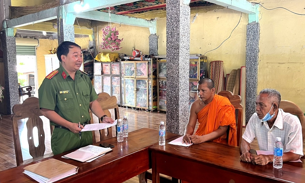 Các nội dung tuyên truyền điều được các Sư và Người có uy tín dịch sang tiếng Khmer 