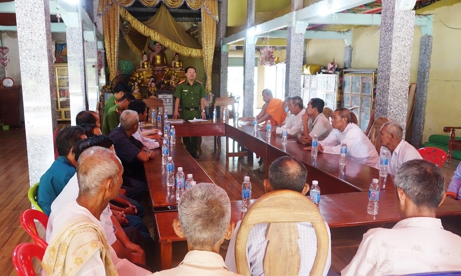Hàng tháng Công an xã An Cư đến từng chùa Khmer trao đổi, thống nhất nội dung tuyên truyền