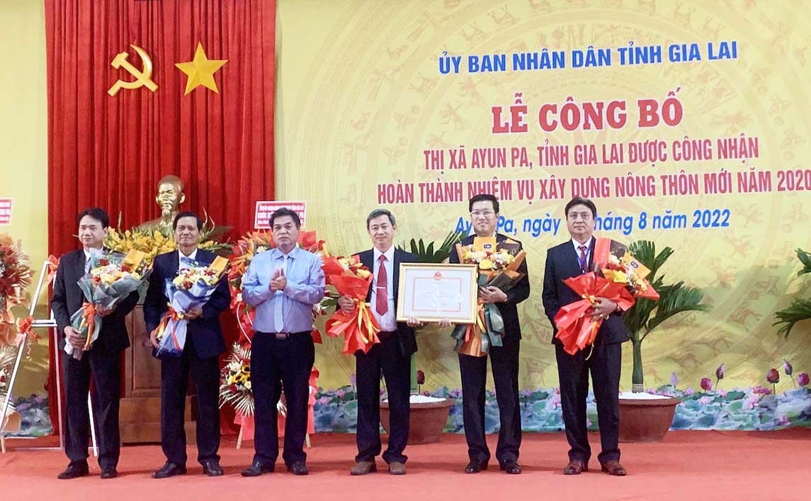 Lãnh đạo Thị ủy, UBND, HĐND, Ủy ban MTTQ Việt Nam thị xã Ayun Pa đón Bằng công nhận hoàn thành NTM của Thủ tướng Chính phủ