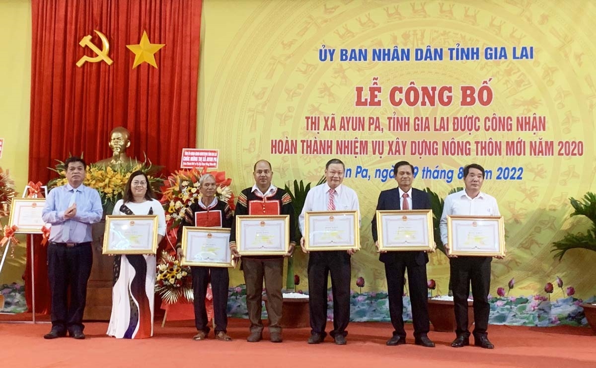 Ông Kpă Thuyên - Phó Chủ tịch UBND tỉnh Gia Lai tặng Giấy khen của Chủ tịch UBND tỉnh cho các cá nhân và tập thể có thành tích xuất sắc trong phong trào Gia Lai chung sức xây dựng NTM