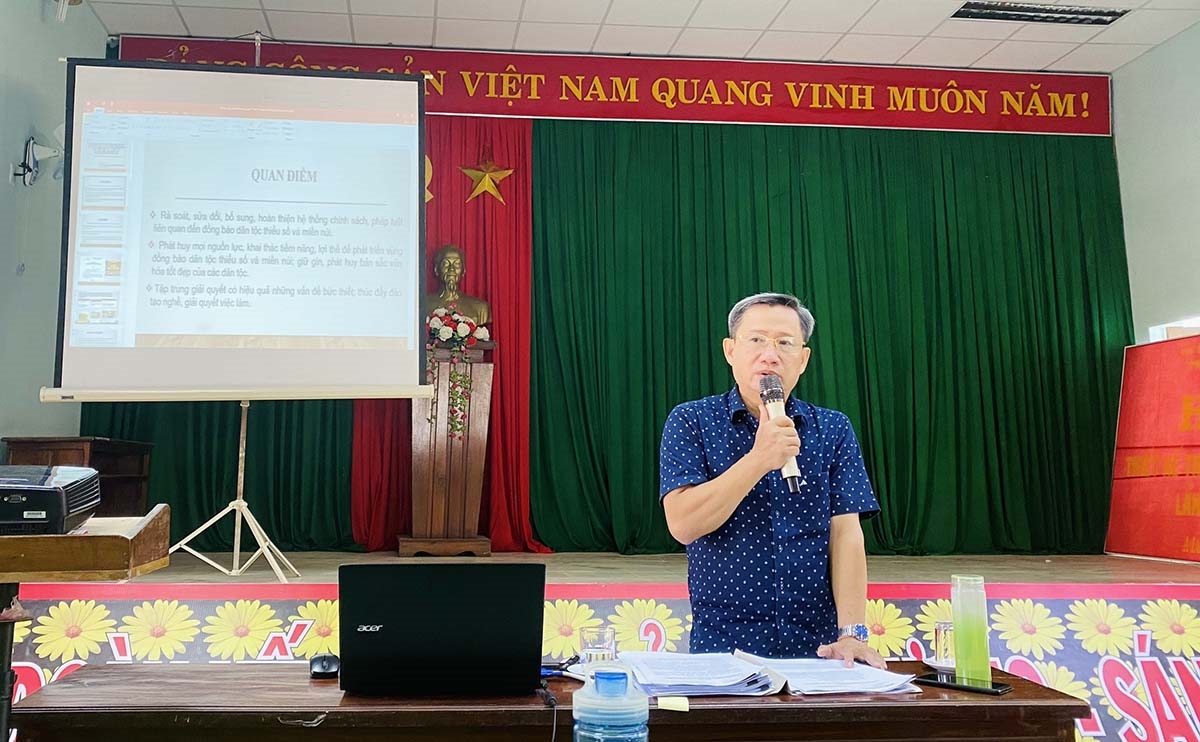 Ông Lê Xuân Hải - Phó Trưởng Ban Dân tộc Thừa Thiên Huế là báo cáo viên tại Hội nghị
