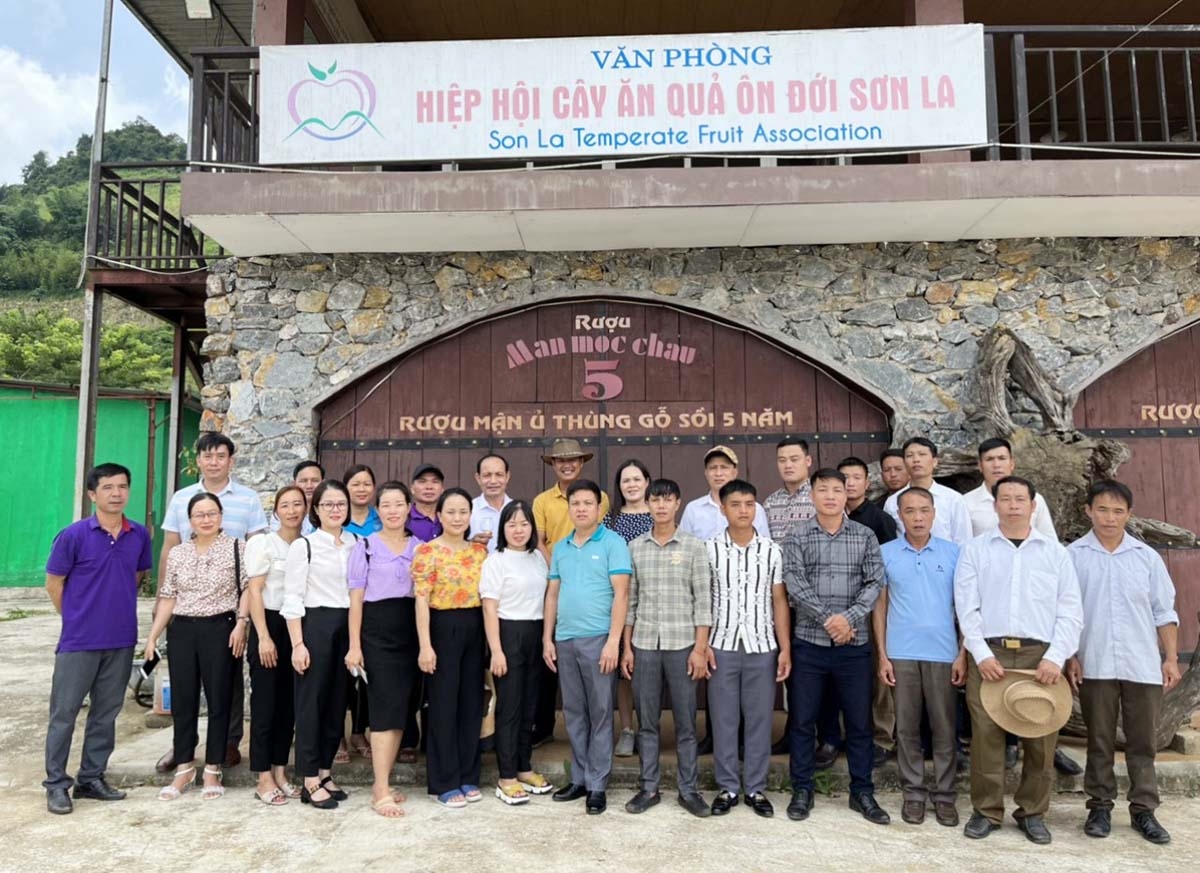 Đoàn đại biểu chụp ảnh lưu niệm tại Hiệp hội Cây ăn quả ôn đới Sơn La tại huyện Mộc Châu, tỉnh Sơn La