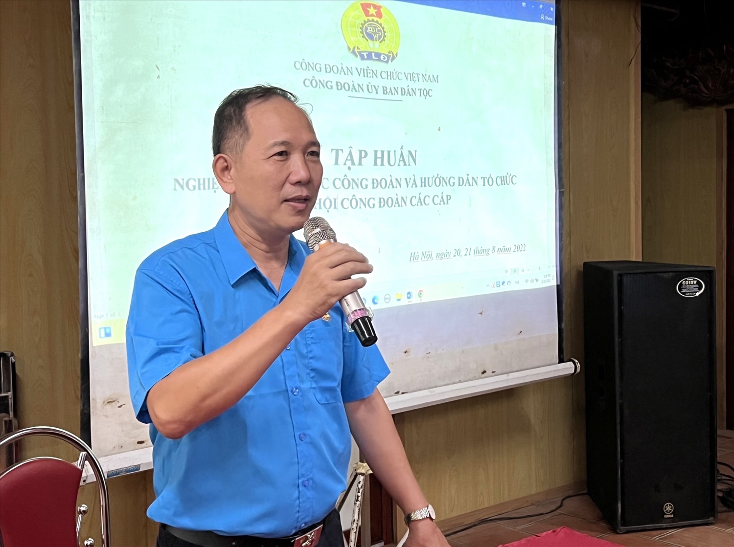 Đồng chí Nguyễn Quang Hải, Chủ tịch Công đoàn, Tổng Biên tập Tạp chí Dân tộc trao đổi nghiệp vụ tổ chức Đại hội công đoàn các cấp 