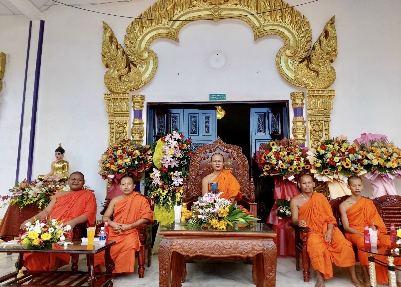 Đại đức Lý Phét (ở giữa) và các vị sư ở chùa Serey Kandal rất tâm quyết với các lớp dạy chữ khmer