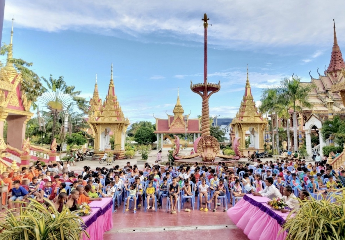 Hơn 200 học sinh là con em đồng bào dân tộc Khmer tham gia học chữ Khmer tại chùa Serey Kandal