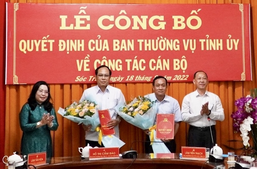 Bà Hồ Thị Cẩm Đào - Trao quyết định và tặng hoa chúc mừng tân Phó trưởng Ban Tuyên giáo ( người thứ hai từ trái qua) và tân Trưởng Ban Dân tộc tỉnh( người thứ 3 từ trái qua)