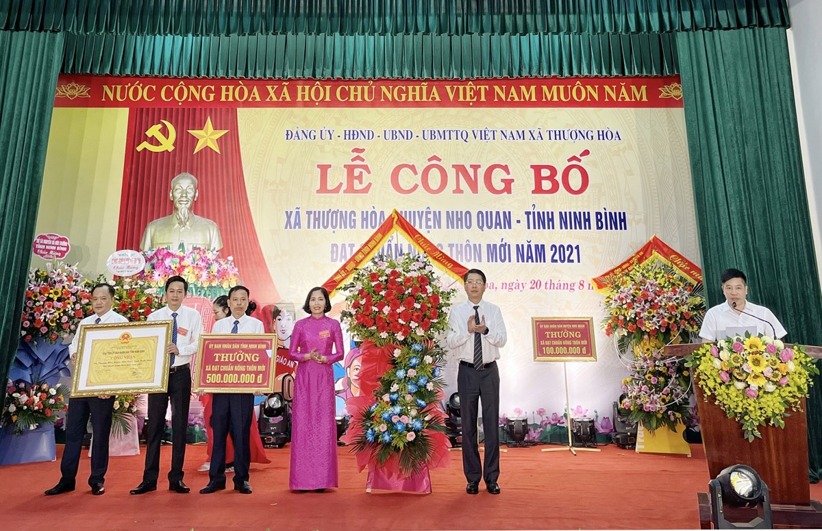 Ông Trần Song Tùng, Ủy viên Ban Thường vụ, Phó Chủ tịch UBND tỉnh Ninh Bình trao Bằng công nhận xã đạt chuẩn NTM và phần thưởng cho cán bộ và Nhân dân xã Thượng Hòa