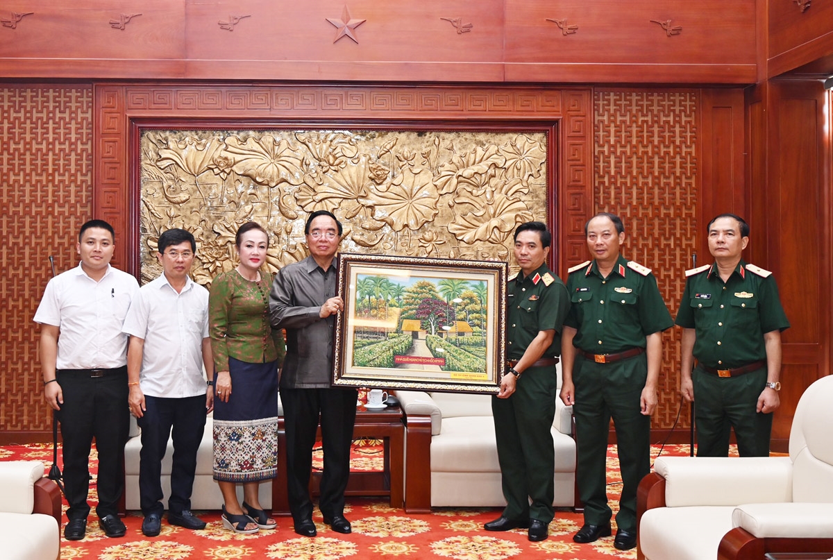 Trung tướng Nguyễn Doãn Anh, Tư lệnh Quân khu và Thường vụ Đảng ủy, Bộ Tư lệnh Quân khu trao quà lưu niệm tặng Đoàn