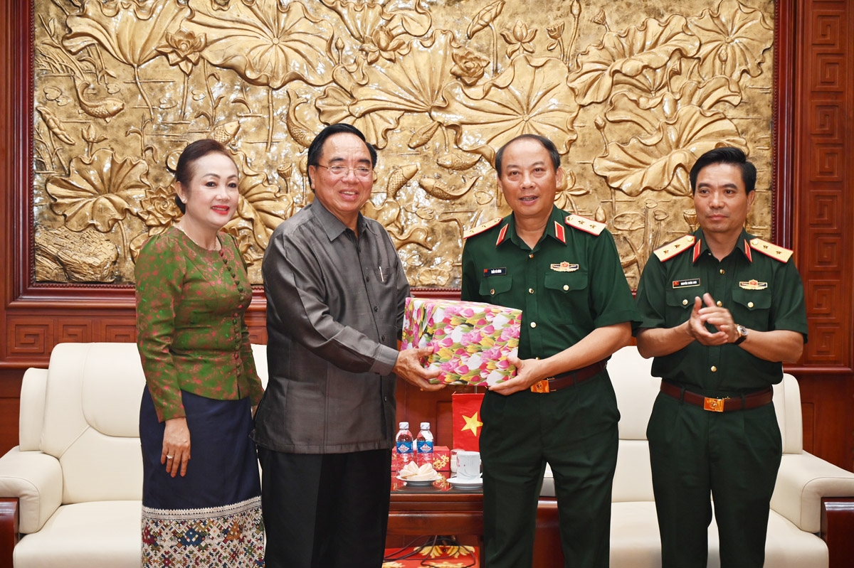 Bộ trưởng Bộ Kế hoạch và Đầu tư Lào Khăm Chên - Vông Phô Sỷ cùng phu nhân trao quà lưu niệm tặng Bộ Tư lệnh Quân khu IV