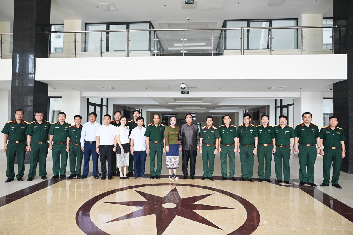 Đoàn công tác Bộ Kế hoạch và Đầu tư Lào chụp ảnh lưu niệm tại Quân khu IV