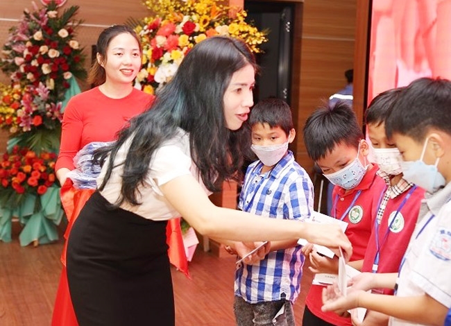 Đại diện lãnh đạo Công ty Xi măng Long Sơn trao học bổng cho học sinh