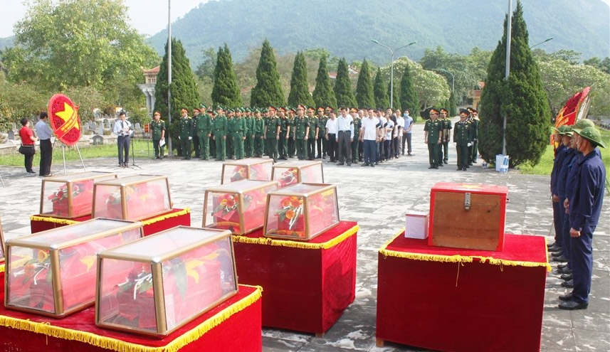 Lễ tiếp nhận, an táng hài cốt liệt sĩ tại Nghĩa trang liệt sĩ Quốc tế Đồng Tâm, huyện Bá Thước, Thanh Hóa. (Ảnh minh họa)