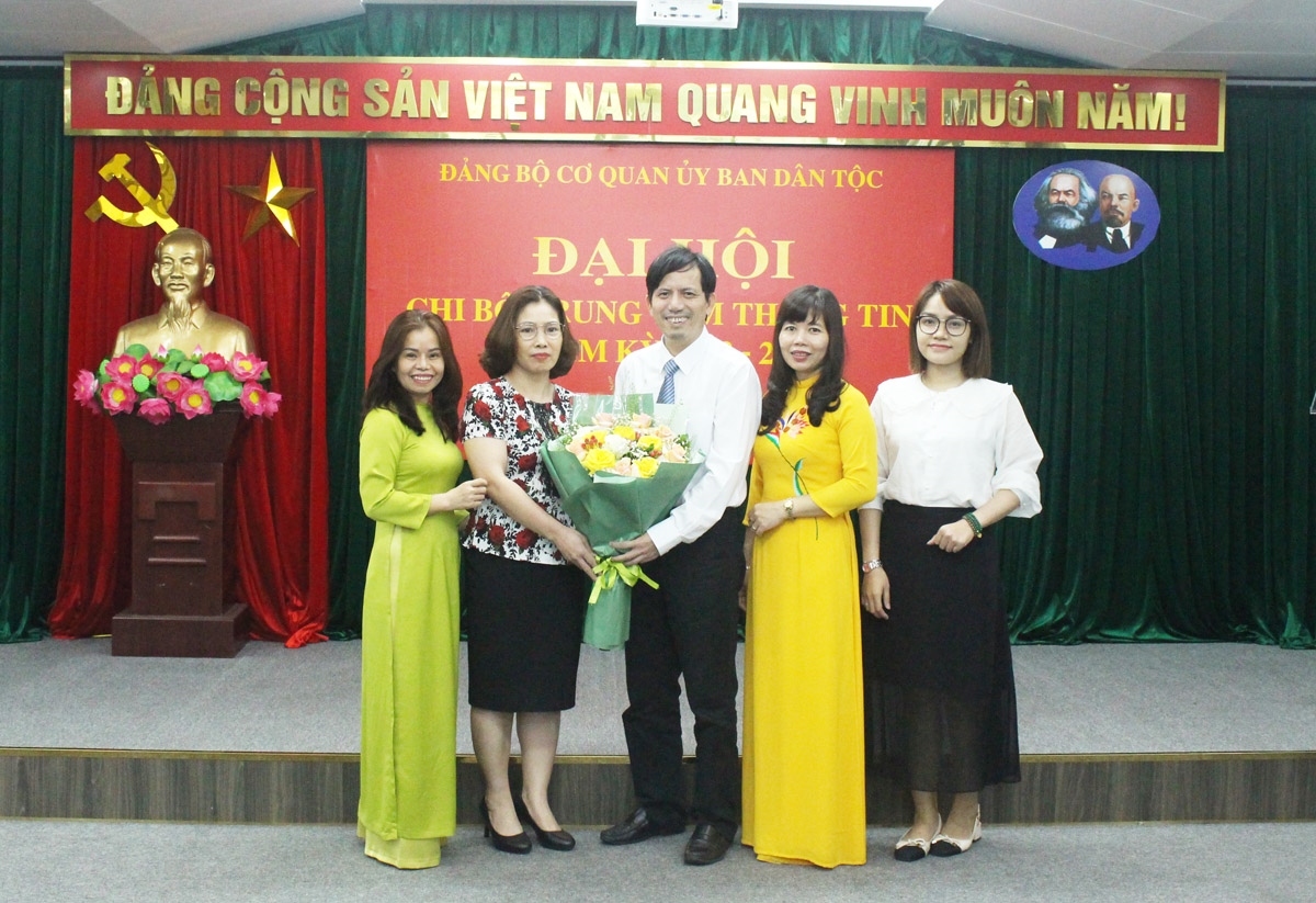 Đồng chí Nguyễn Thu Minh - Phó Bí thư Thường trực Đảng ủy, Chánh Văn phòng Ban Cán sự đảng chúc mừng đồng chí Nguyễn Ngọc Hà, Giám đốc TTTT tái đắc cử chức vụ Bí thư Chi bộ nhiệm kỳ 2022 - 2025