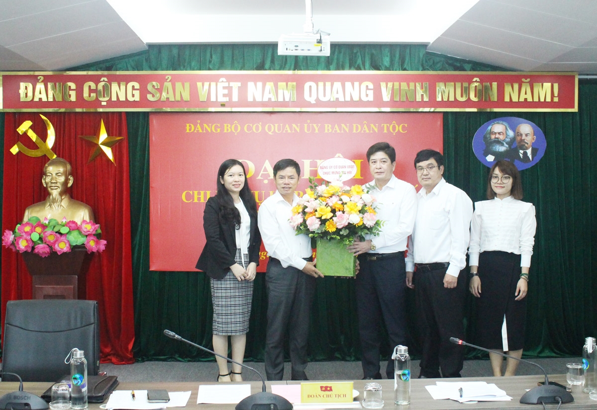 Đồng chí Nguyễn Mạnh Huấn - Ủy viên Ban Thường vụ Đảng ủy, Vụ Trưởng Vụ Kế hoạch - Tài chính chúc mừng cấp ủy nhiệm kỳ 2022 - 2025 của Chi bộ Vụ HTQT
