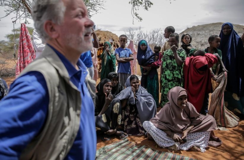 Giám đốc Chương trình Lương thực Thế giới (WFP) David Beasley nói chuyện với dân làng Wagalla ở phía Bắc Kenya. Ảnh: AP