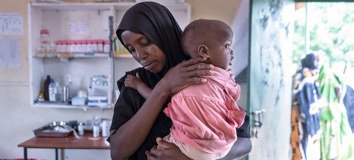 Một bà mẹ ở Wajir, Kenya, đưa con đến trung tâm y tế để kiểm tra cân nặng. Ảnh: WFP 