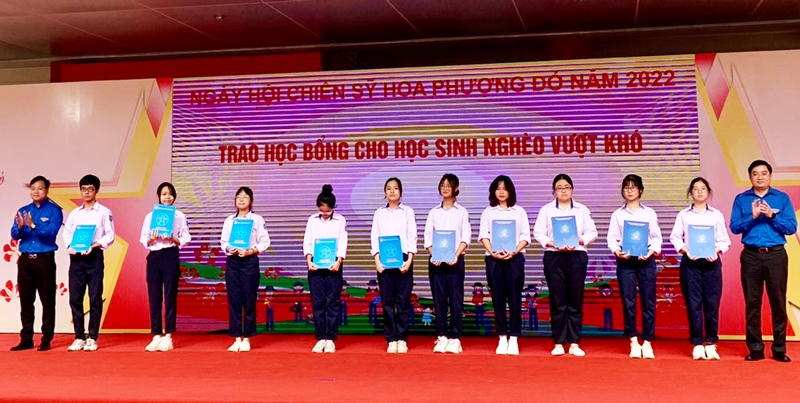 Đại diện Trung ương Đoàn và Thành đoàn Hà Nội trao tặng 20 suất học bổng cho Chiến sĩ Hoa phượng đỏ có hoàn cảnh khó khăn.