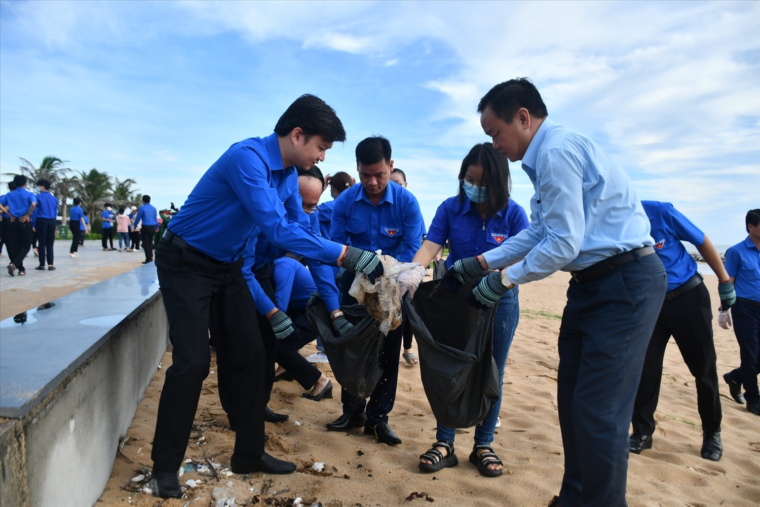 Các chiến sĩ Hoa phượng đỏ làm sạch bãi biển Tuy Hòa