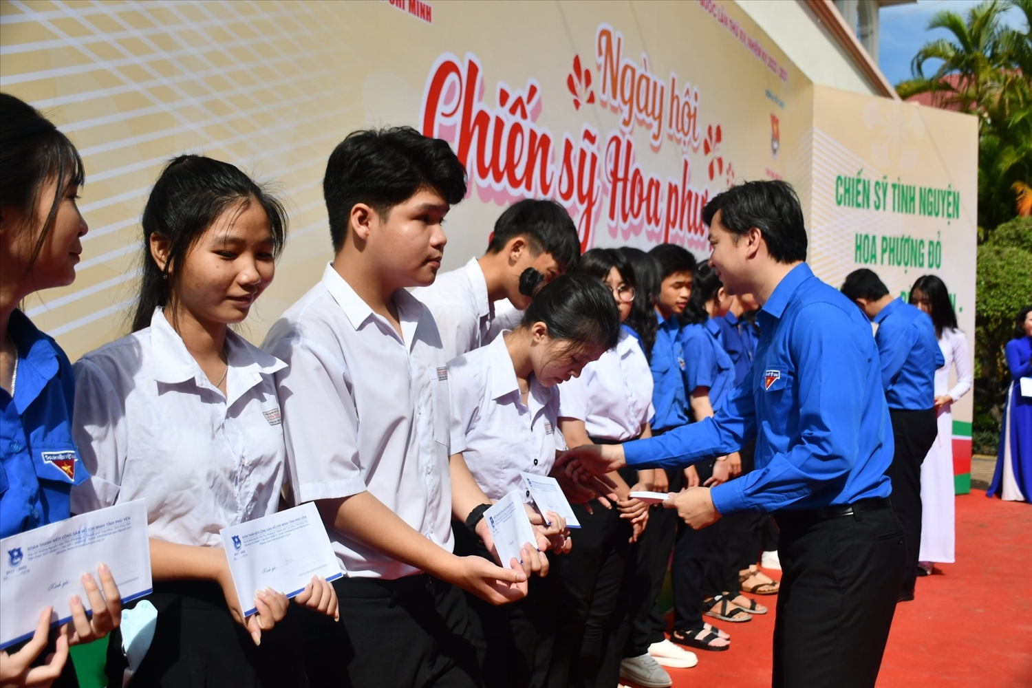 Đồng chí Nguyễn Minh Triết, Bí thư Trung ương Đoàn, Chủ tịch Hội Sinh viên Việt Nam, trao học bổng cho các học sinh