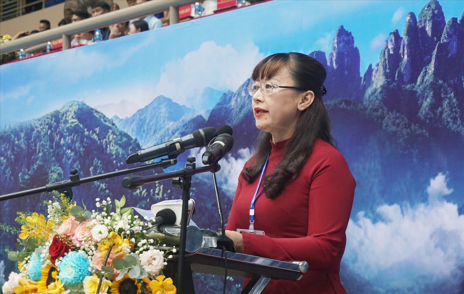 Bà Giàng Thị Dung - Phó Chủ tịch UBND tỉnh Lào Cai phát biểu chào mừng các đoàn về tham dự Hội thi