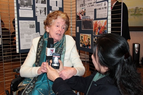Bà Raymonde Dien trả lời phỏng vấn phóng viên TTXVN năm 2013