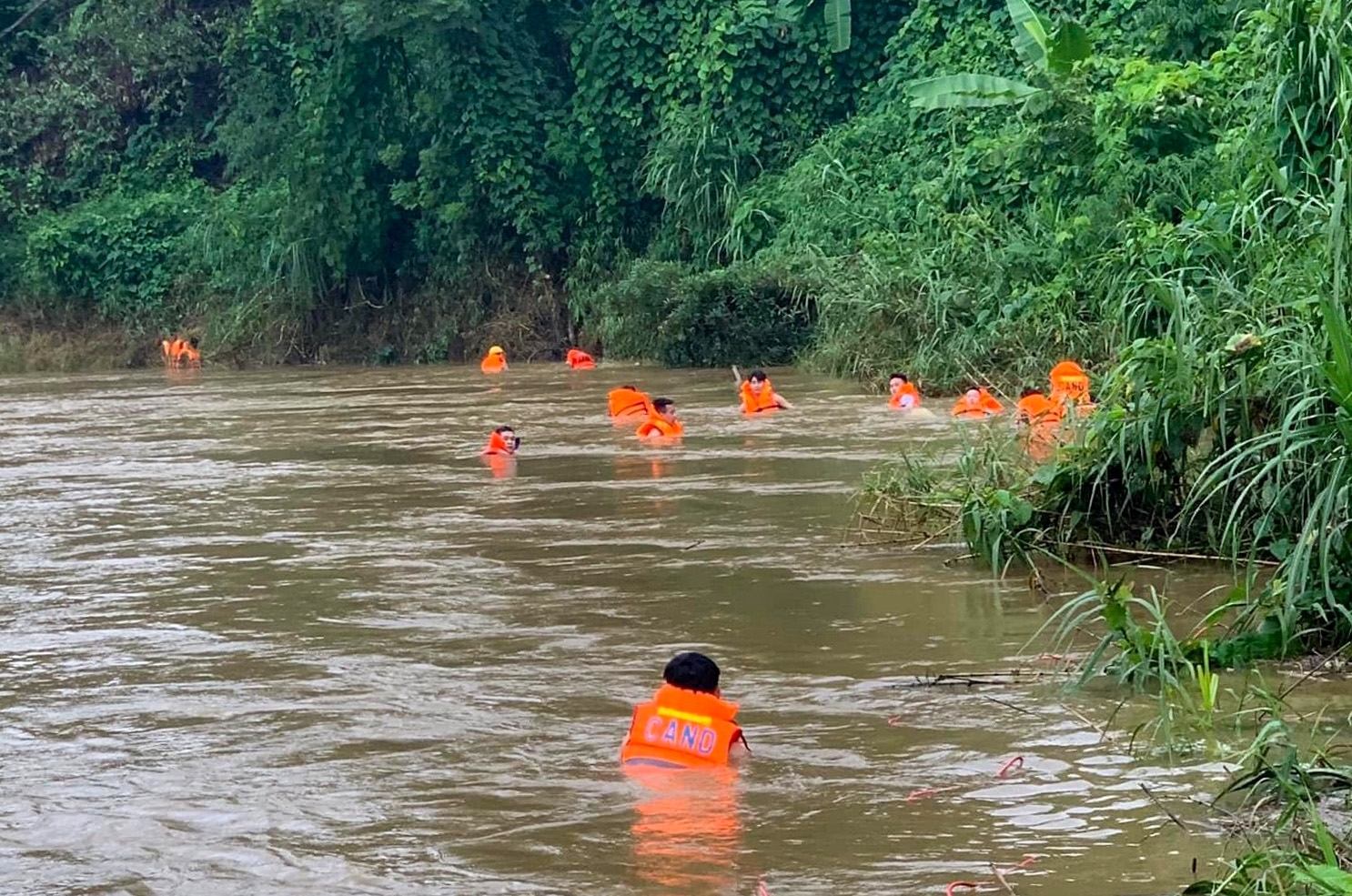 Lực lượng chức năng đang tập trung tìm kiếm cháu bé tại khu vực suối Làng San