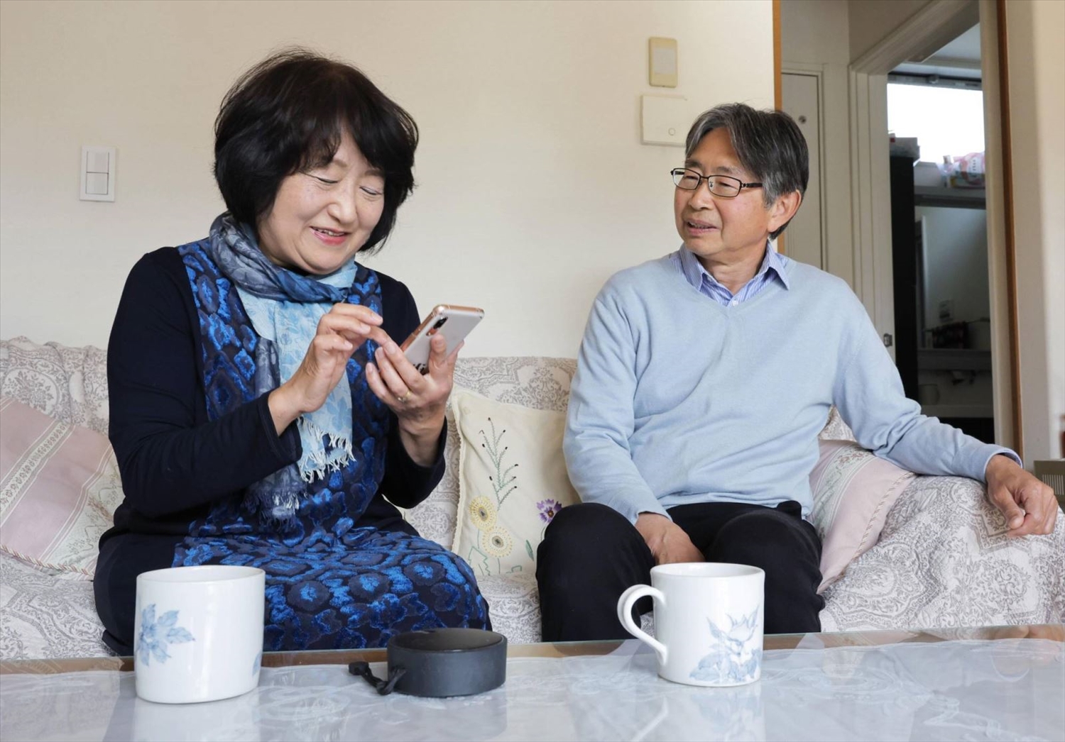 Bà Michiko Sakai (trái) trò chuyện với chồng bằng dịch vụ tái tạo giọng nói của CoeFont