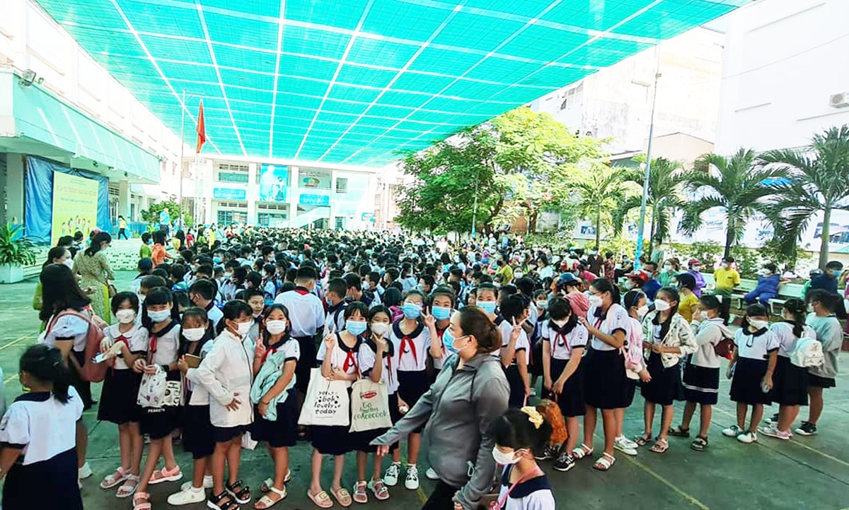Các em học sinh tại Trường Tiểu học Lê Đình Chinh, quận 11, TP. Hồ Chí Minh đang xếp hàng làm thủ tục nhận lớp 