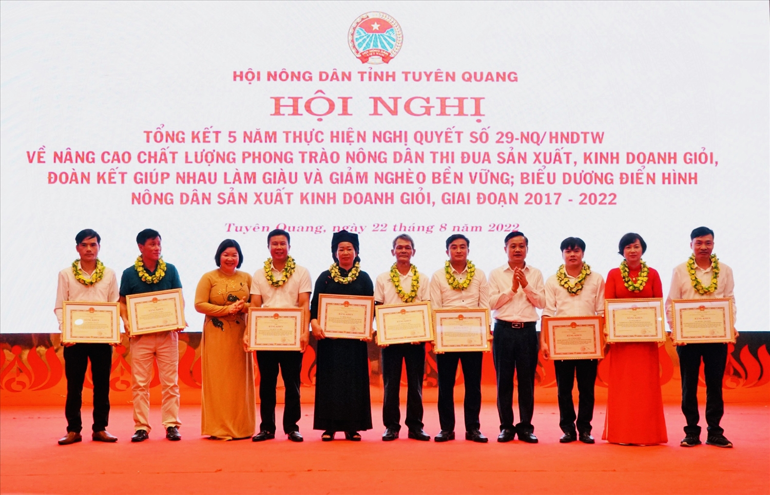 Lãnh đạo Trung ương Hội Nông dân Việt Nam, lãnh đạo UBND tỉnh trao Bằng khen và hoa cho các nông dân điển hình sản xuất kinh doanh giỏi