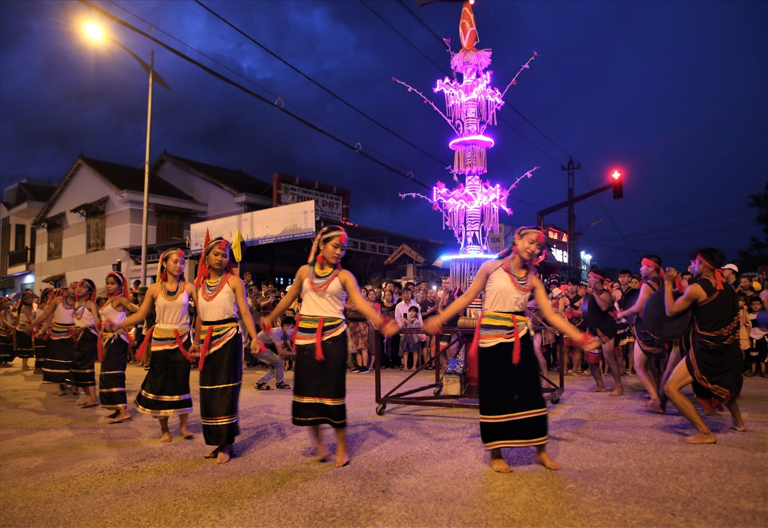 Hàng trăm nghệ nhân các dân tộc cùng rước vật thiêng và biểu diễn sắc màu truyền thống quanh đường phố Trà My. Ảnh: A.N