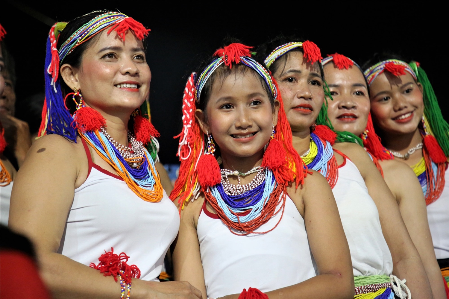 Phụ nữ Bắc Trà My trong sắc phục truyền thống tham gia lễ hội. Ảnh: BQN