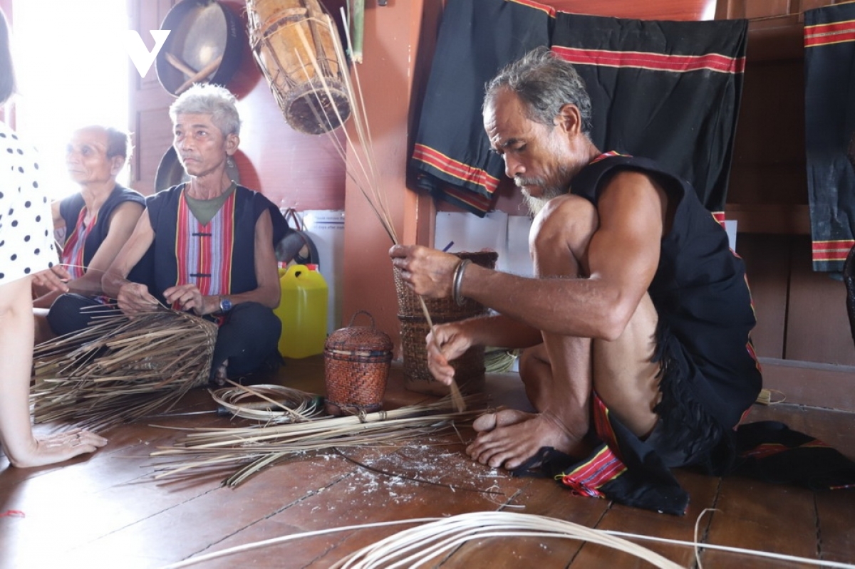 Người Mơ Nông tái hiện việc đan lát, nghề truyền thống của dân tộc mình.