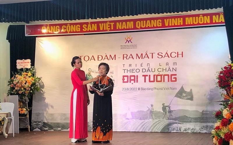 Tác giả Nguyễn Thị Mỹ Dung đọc thơ về Đại tướng Võ Nguyên Giáp.