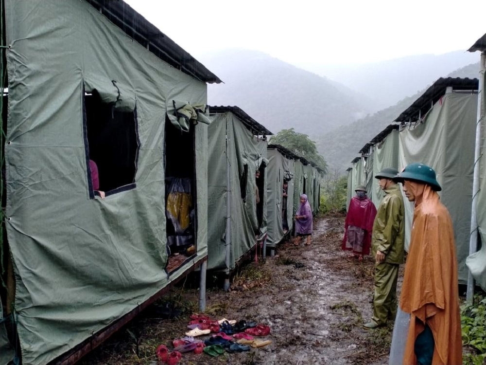 Hàng trăm hộ dân Kỳ Sơn đã phải di dời đến nhà ở dã chiến do ảnh hưởng của mưa lũ, sạt lở