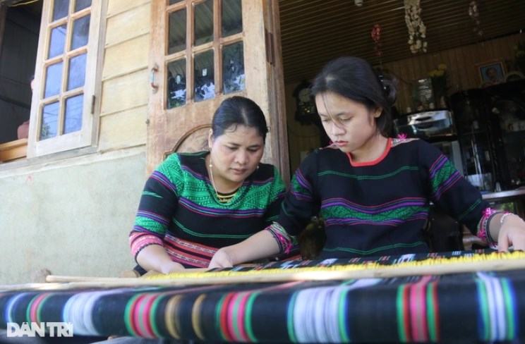 Nghệ nhân H'Bình (bên trái) hy vọng mô hình du lịch cộng đồng sẽ mang lại đời sống ấm no cho bà con đồng bào Mạ