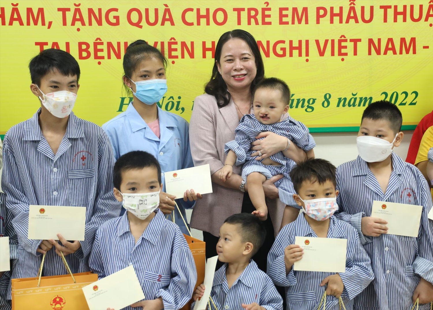 Phó Chủ tịch nước tặng quà trẻ em phẫu thuật nụ cười tại Bệnh viện Việt Nam - Cu Ba. Ảnh: VPCTN