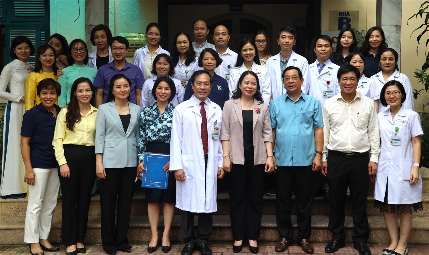 Chụp ảnh lưu niệm với cán bộ, y bác sỹ Bệnh viện Việt Nam - Cu Ba. Ảnh: VPCTN