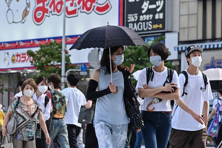  Người dân đeo khẩu trang đi trên đường phố ở Shinjuku, Tokyo, Nhật Bản ngày 22/8 (Ảnh: AFP-JIJI)