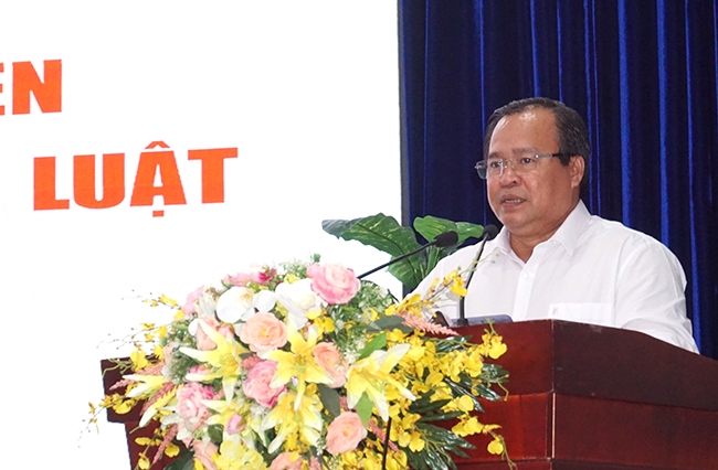 Ông Nguyễn Minh Luân - Phó Chủ tịch UBND tỉnh, Chủ tịch Hội đồng Phối hợp giáo dục pháp luật phát biểu tổng kết Hội nghị 
