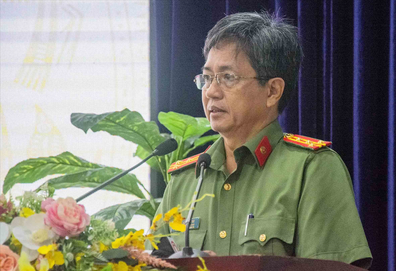 Đại tá Võ Phi Hùng - Trưởng phòng Đối ngoại, An ninh Công an tỉnh Cà Mau trình bày tham luận của ngành tại Hội nghị 