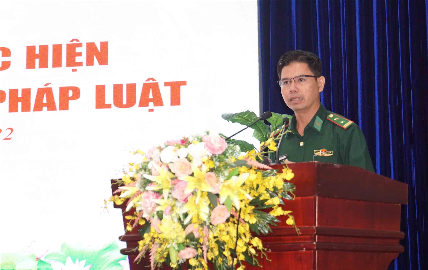 Trung tá Nguyễn Trí Nguyện - BĐBP Cà Mau chia sẻ kinh nghiệm về tuyên truyền phổ biến GDPL tại Hội nghị
